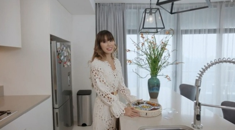 Vì Hà Anh thích không gian mở nên từ phòng khách, nhà bếp đến phòng ăn đều được nối liền để tạo sự thoáng đãng, giúp các thành viên trong gia đình có thể quan sát nhau.