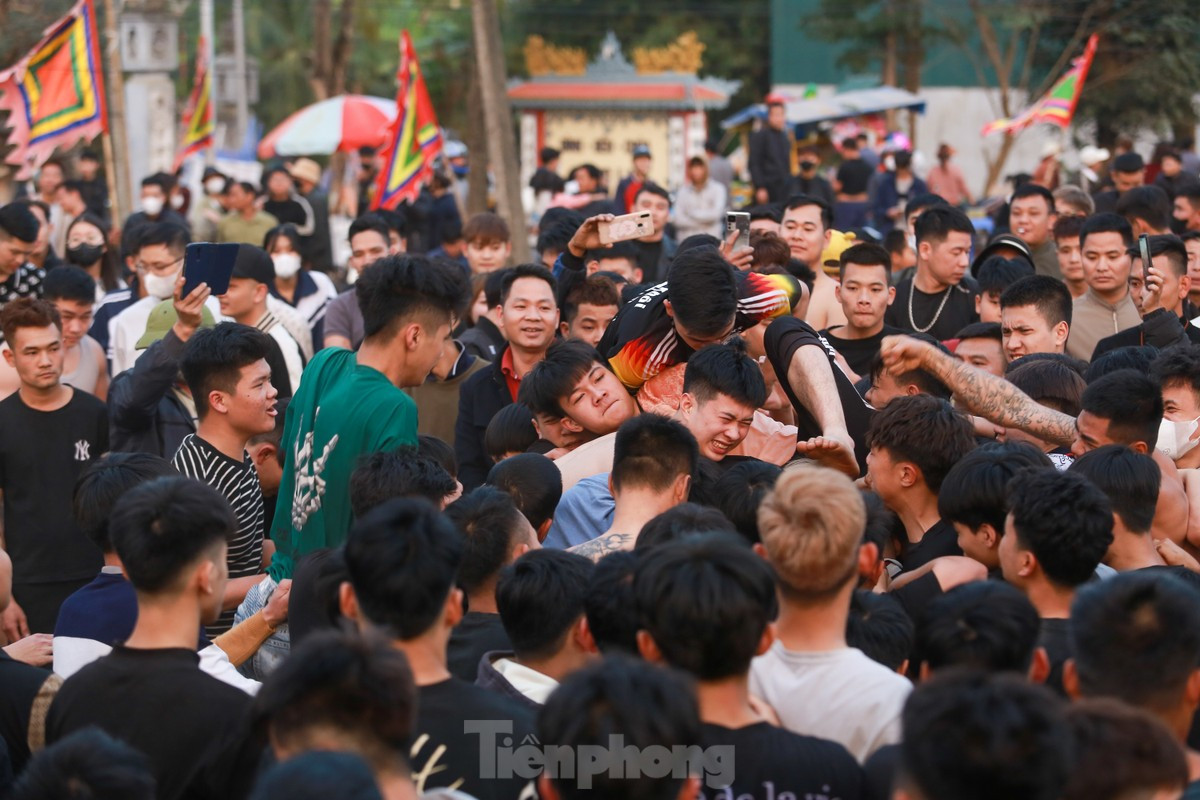Hàng trăm trai làng băng ruộng, giẫm đạp lên nhau để cướp phết ảnh 14