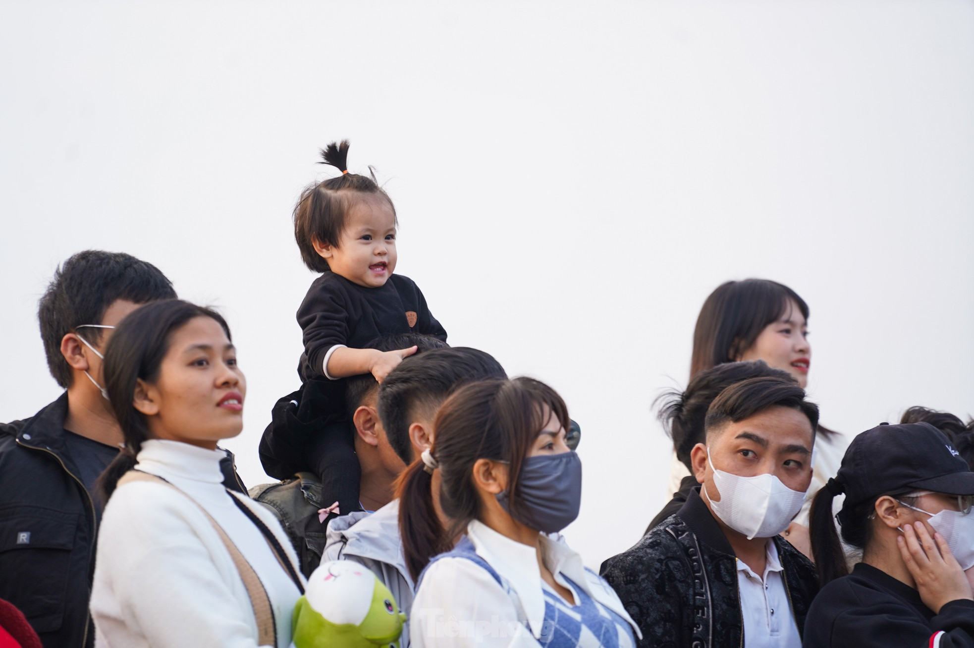 Hàng trăm trai làng băng ruộng, giẫm đạp lên nhau để cướp phết ảnh 13
