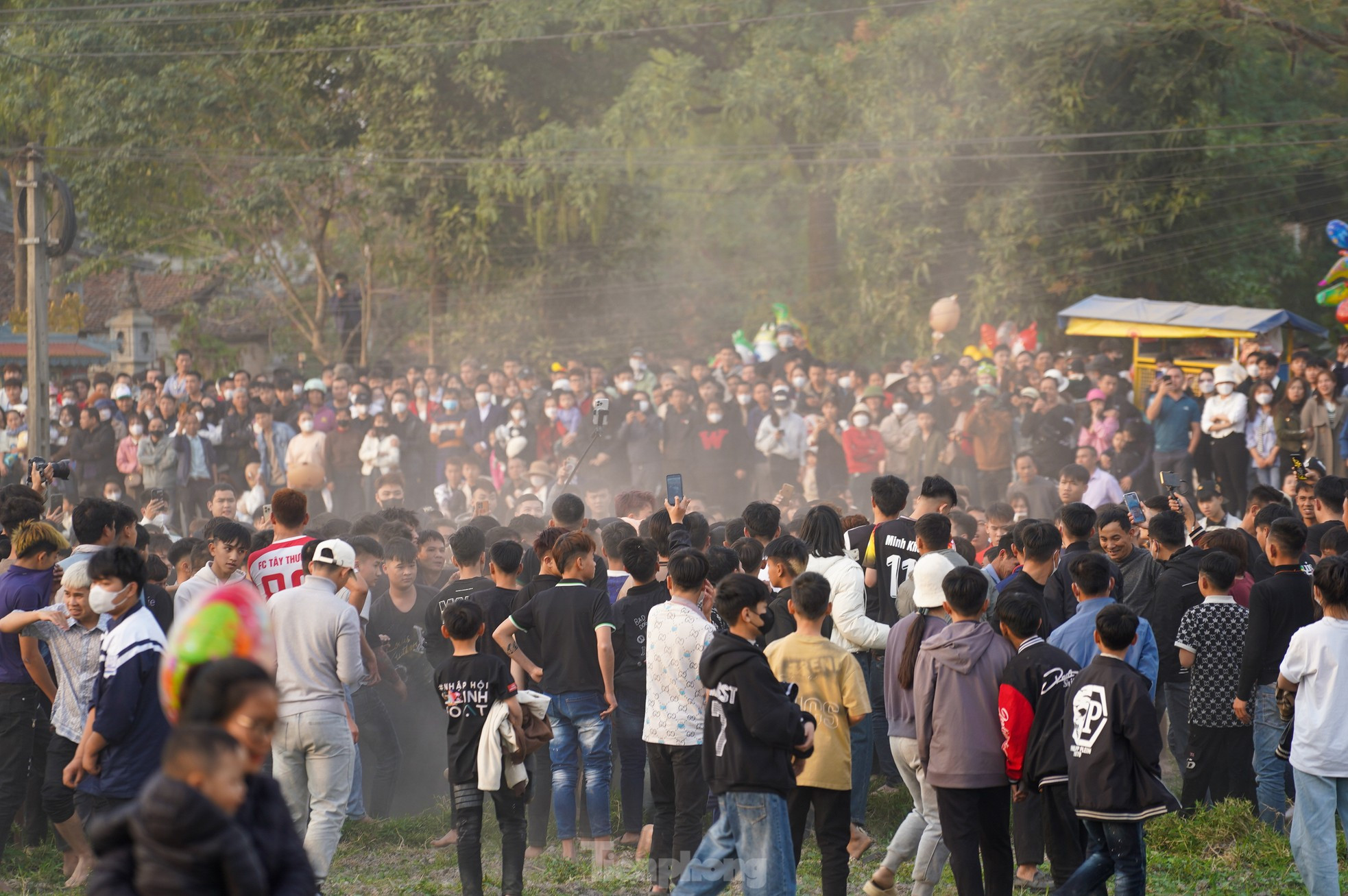 Hàng trăm trai làng băng ruộng, giẫm đạp lên nhau để cướp phết ảnh 12