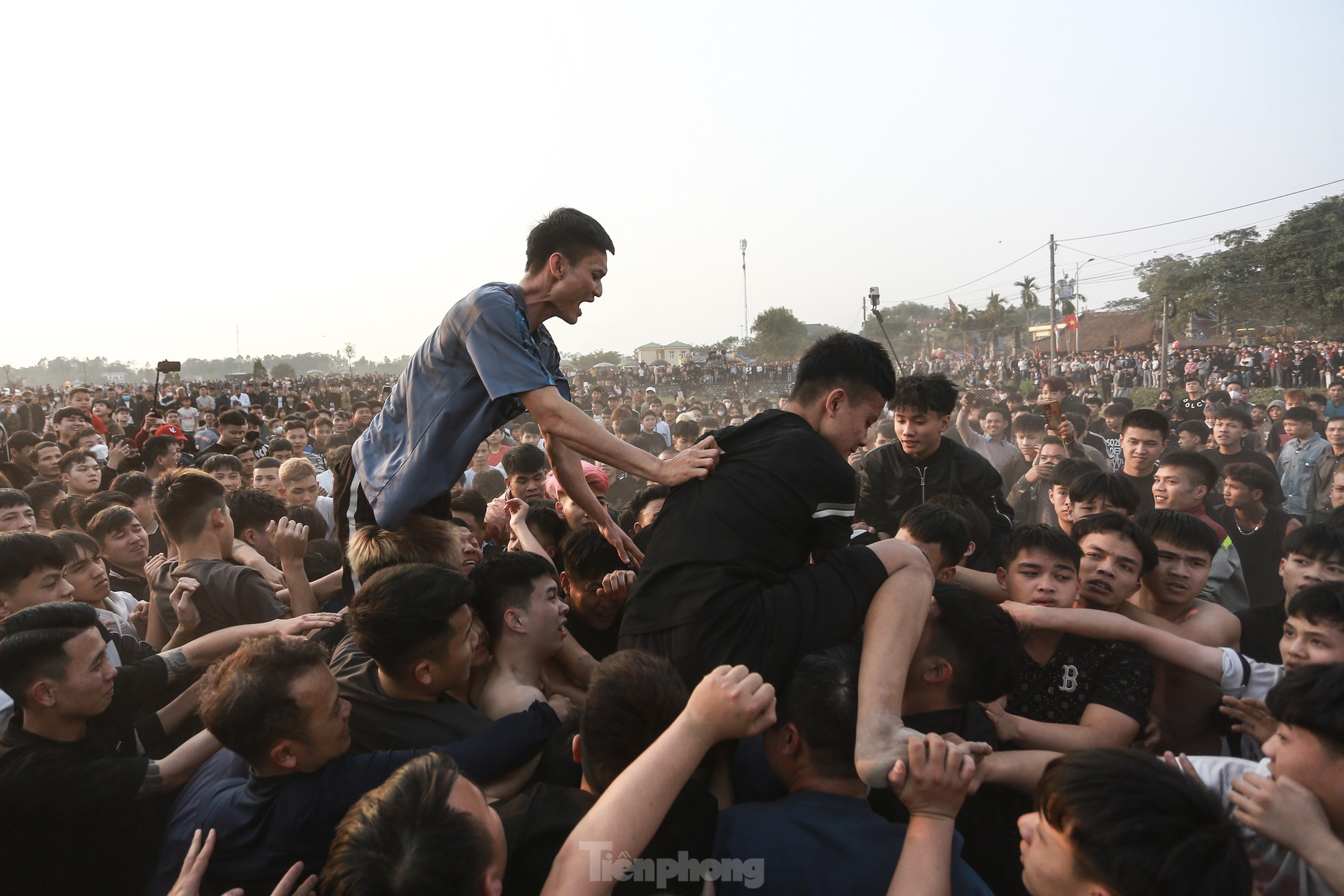 Hàng trăm trai làng băng ruộng, giẫm đạp lên nhau để cướp phết ảnh 8