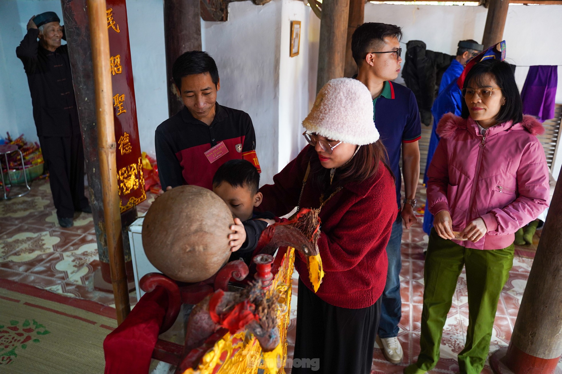 Hàng trăm trai làng băng ruộng, giẫm đạp lên nhau để cướp phết ảnh 5