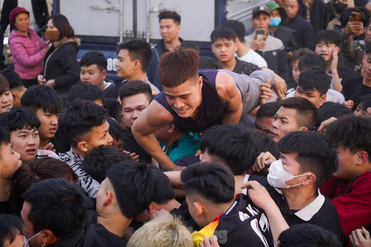 Hàng trăm trai làng băng ruộng, giẫm đạp lên nhau để cướp phết ảnh 15