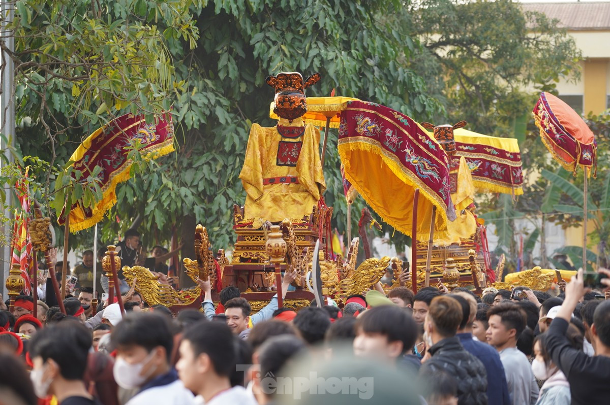 Hàng trăm trai làng băng ruộng, giẫm đạp lên nhau để cướp phết ảnh 2