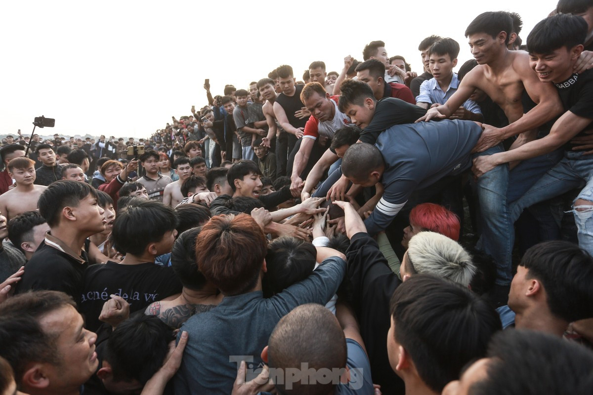 Hàng trăm trai làng băng ruộng, giẫm đạp lên nhau để cướp phết ảnh 18
