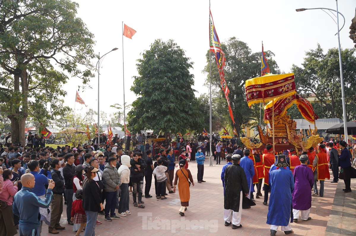 Hàng trăm trai làng băng ruộng, giẫm đạp lên nhau để cướp phết ảnh 1