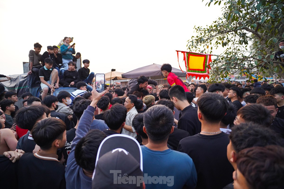 Hàng trăm trai làng băng ruộng, giẫm đạp lên nhau để cướp phết ảnh 17