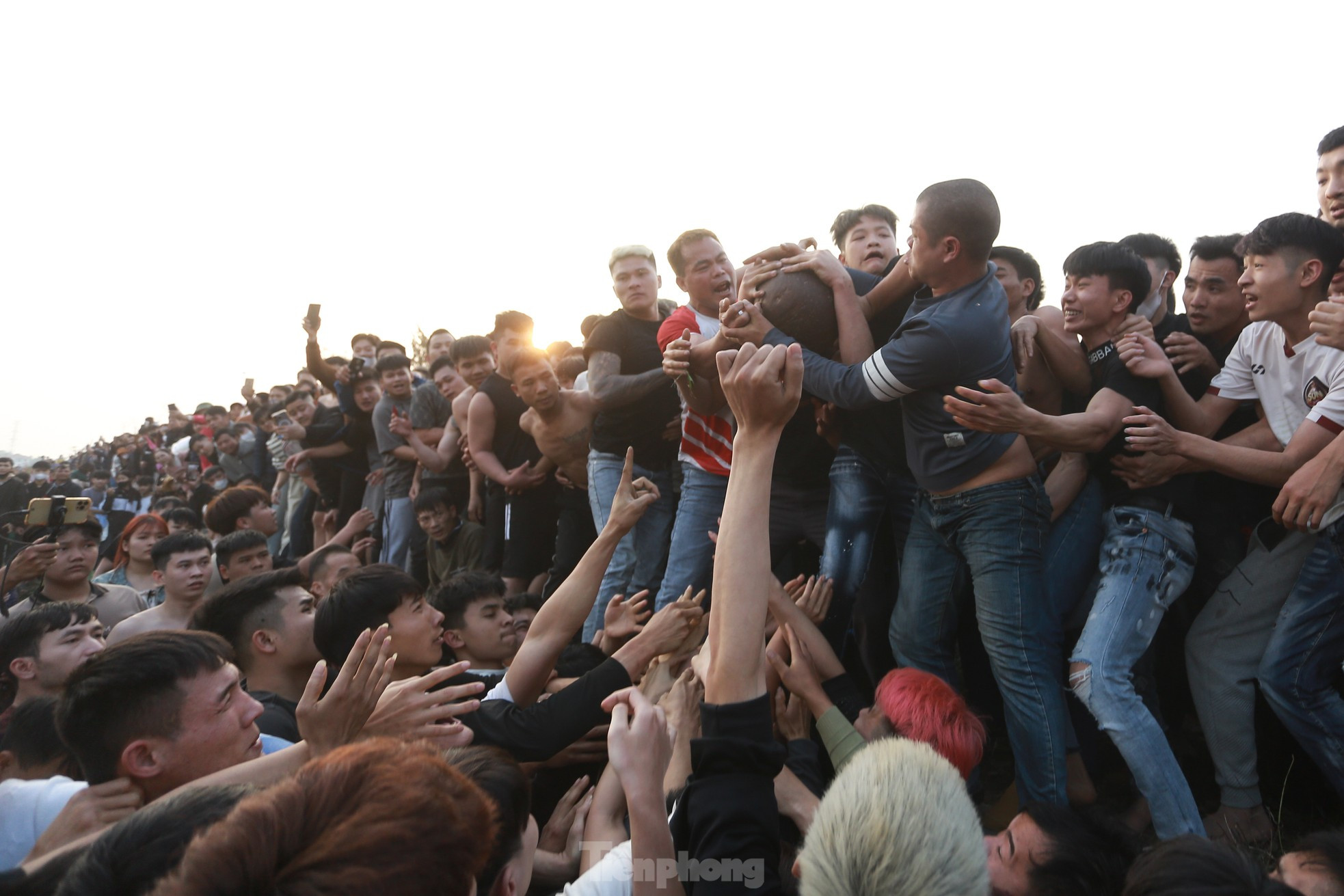 Hàng trăm trai làng băng ruộng, giẫm đạp lên nhau để cướp phết ảnh 9