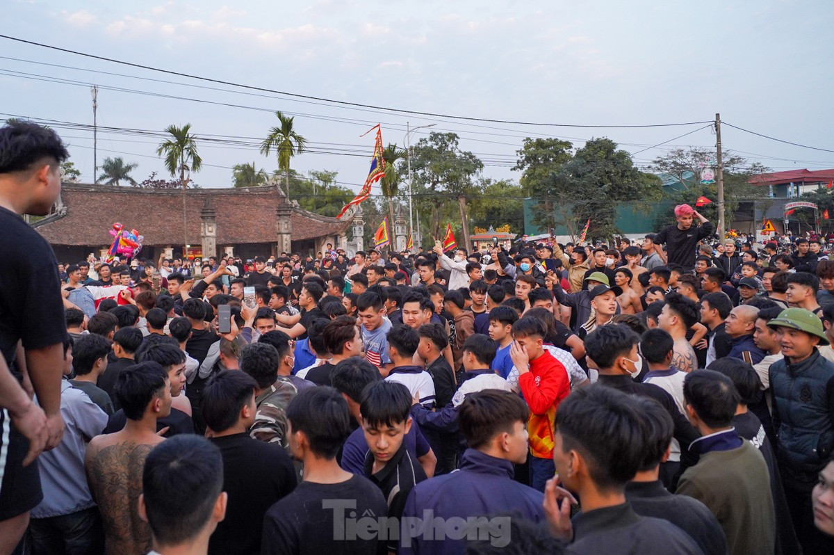 Hàng trăm trai làng băng ruộng, giẫm đạp lên nhau để cướp phết ảnh 7