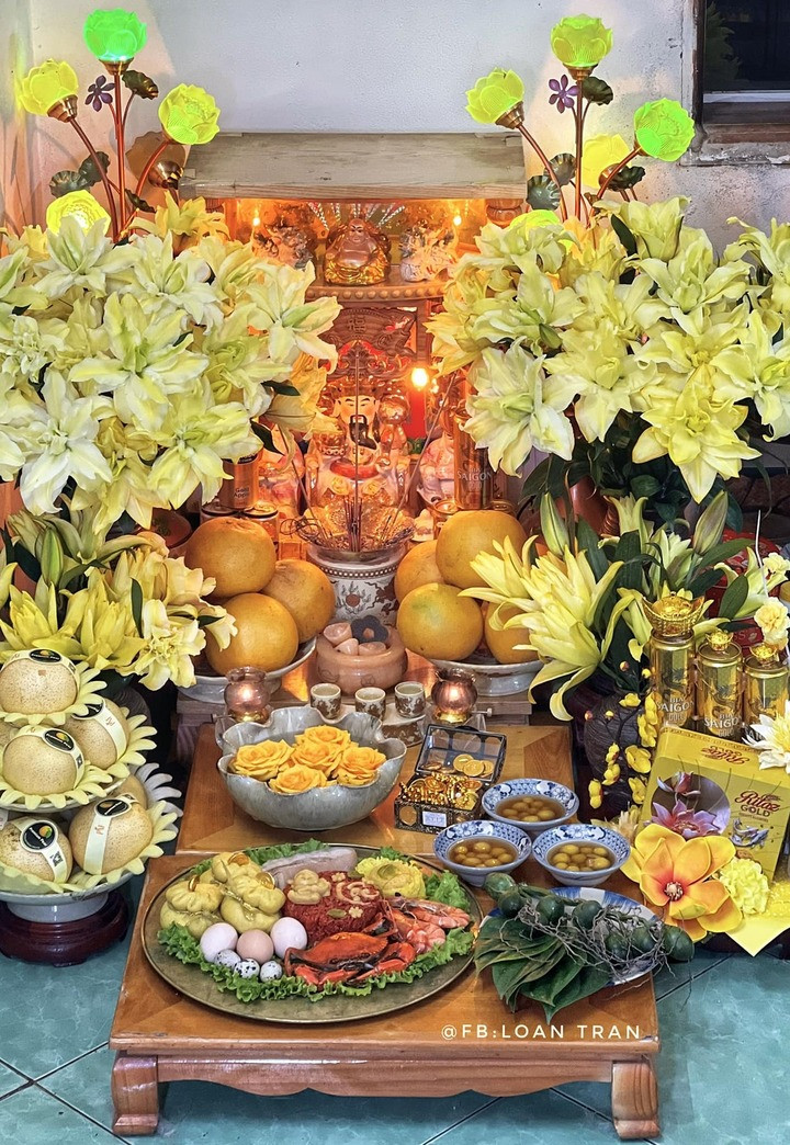 Mâm cúng ngày vía thần Tài đầy đủ. (Ảnh: Loan Trần)