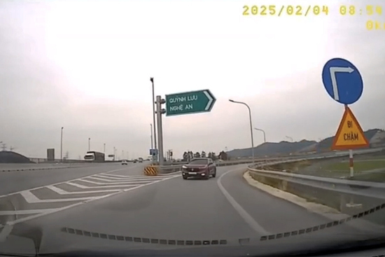 Nữ tài xế lái ô tô đi ngược chiều đường dẫn cao tốc nói 'do không biết đường'