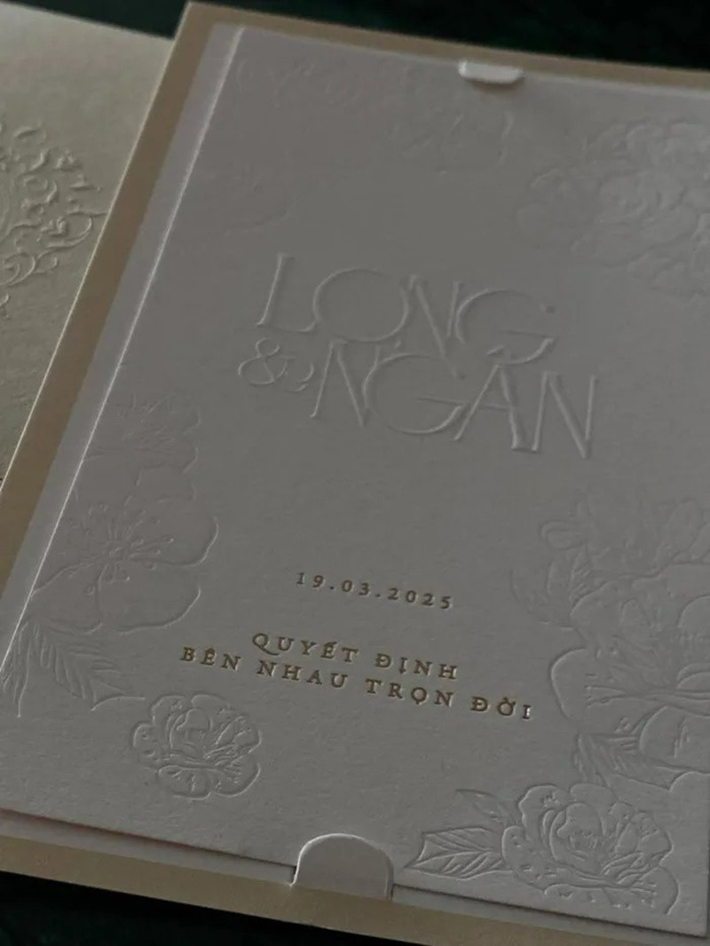 Thiệp cưới màu trắng có tên Long và Ngân (tên thật của Salim) kèm theo mốc thời gian 19/3 lan truyền trên mạng xã hội. Ảnh: Saostar.