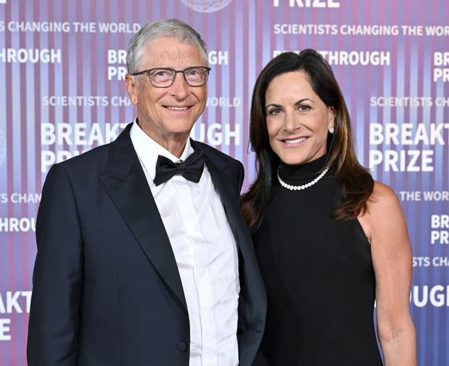 Bill Gates bị chỉ trích vì khoe người yêu ảnh 1