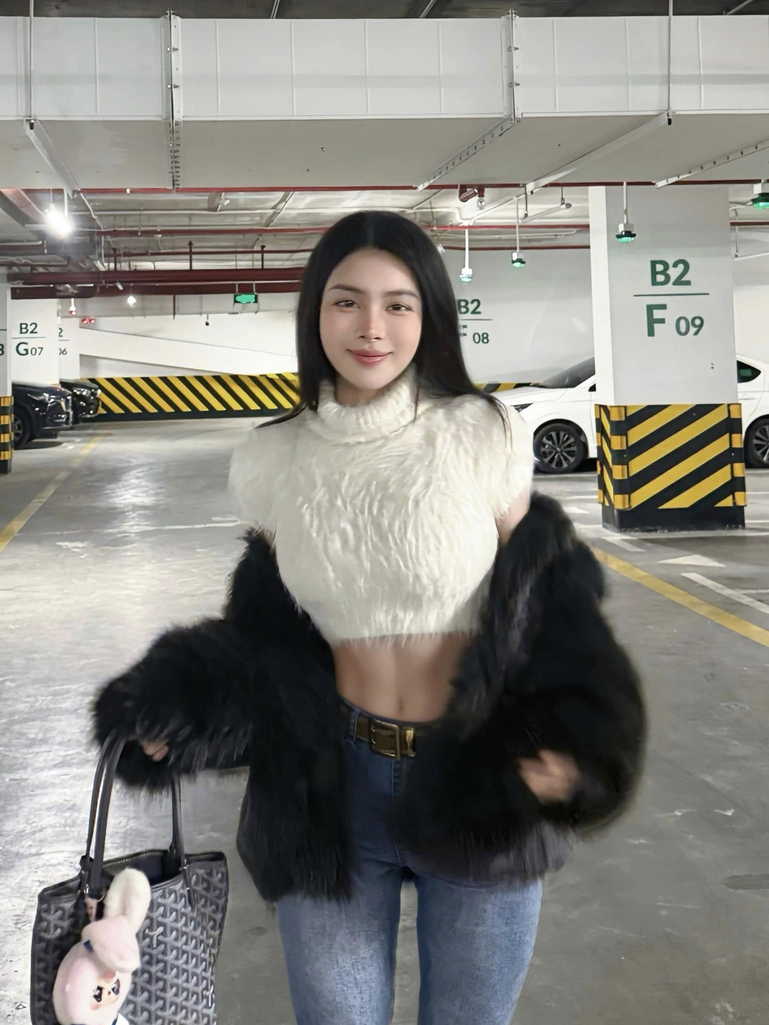 Bạn gái hậu vệ Vũ Văn Thanh khoe vòng eo ấn tượng - Ảnh 2.