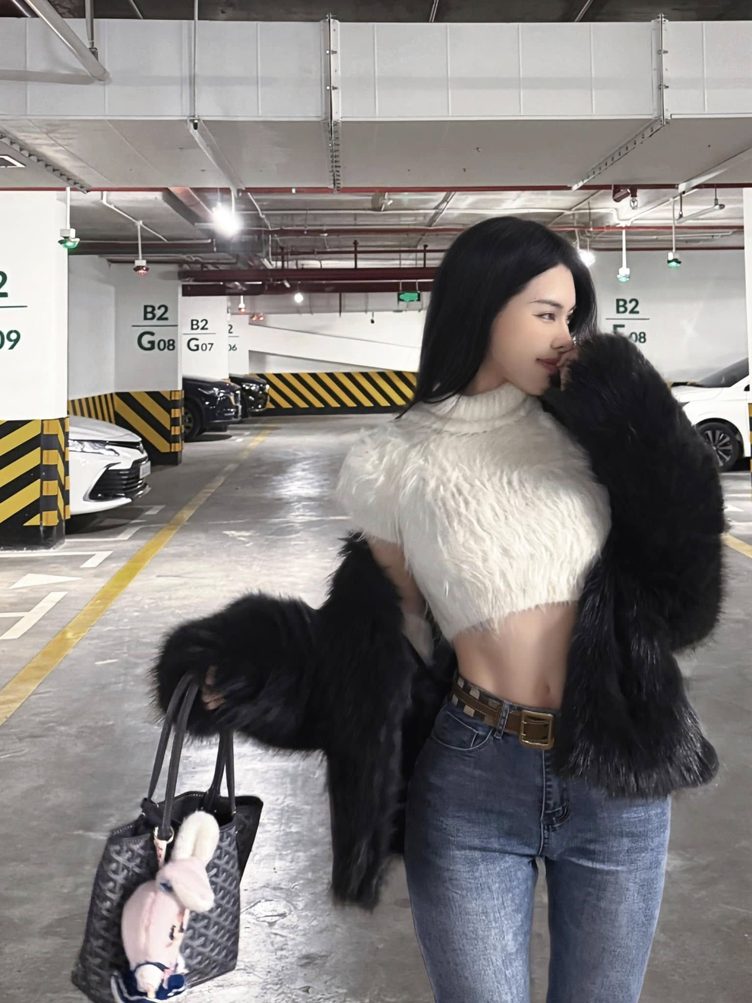 Bạn gái hậu vệ Vũ Văn Thanh khoe vòng eo ấn tượng - Ảnh 4.