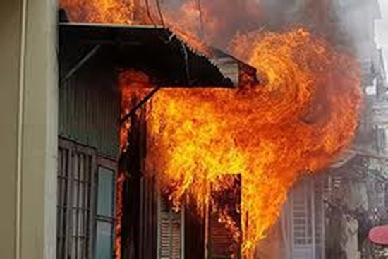 Bắt giam con trai phóng hoả đốt nhà khiến mẹ ruột bỏng nặng