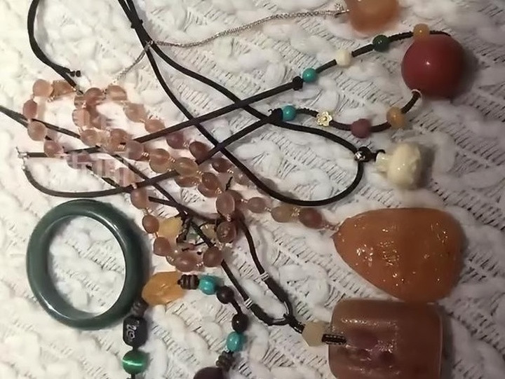 Cận cảnh những món đồ trang sức cô gái đem đi bán rẻ. (Ảnh: 163.com)