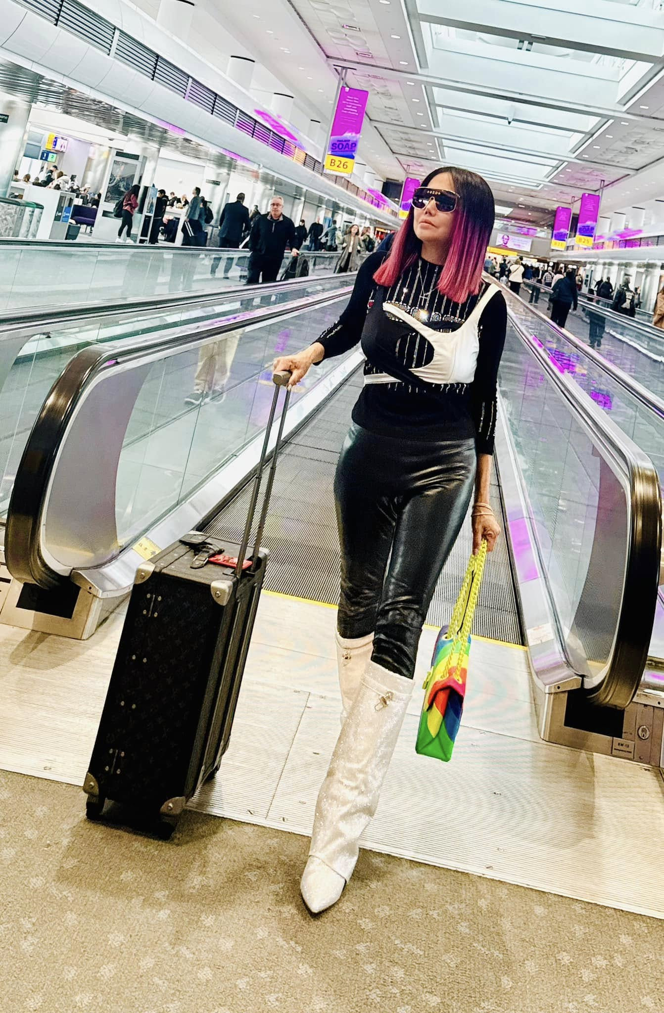 Đời thực nghiện mua sắm, mê đồ hiệu của nữ ca sĩ gốc Việt ở hải ngoại bị bắt vì trộm cắp - Ảnh 2.