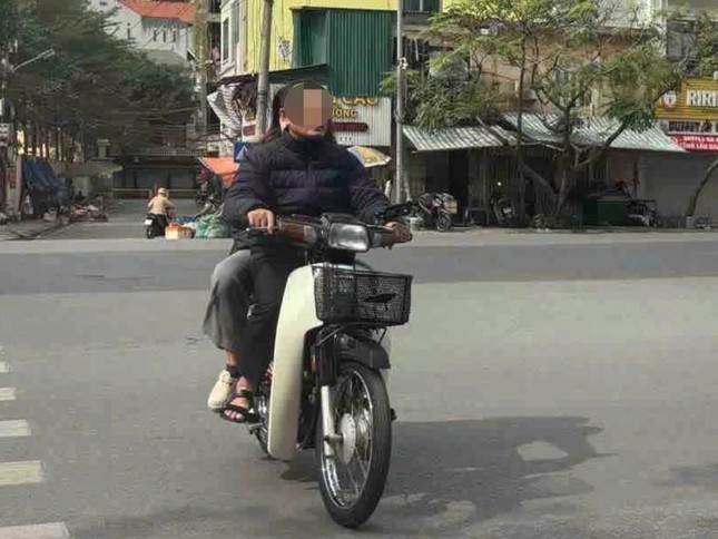 Hà Nội: Xử phạt Phó trưởng công an phường đi xe máy không đội mũ bảo hiểm ảnh 1