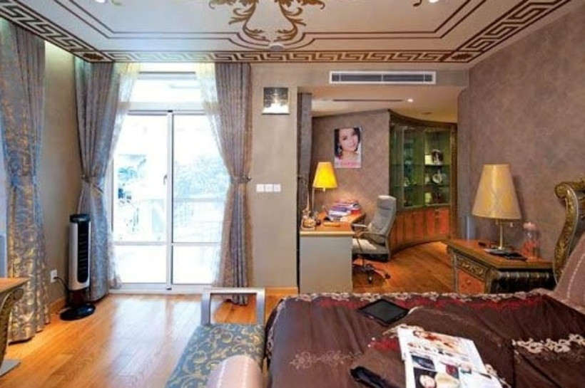 Phía ngoài phòng ngủ có một ban công nhỏ để vợ chồng cô thưởng thức chén trà thơm mỗi buổi chiều. Trong khi đó, trần nhà được trang trí hoa văn tinh sảo, kết hợp cùng lối hoa văn huyền bí của các bức tường và rèm cửa đã góp phần tạo nên không gian trầm, dịu mát để cả hai có thể thư giãn và nghỉ ngơi sau những giờ làm việc mệt mỏi.