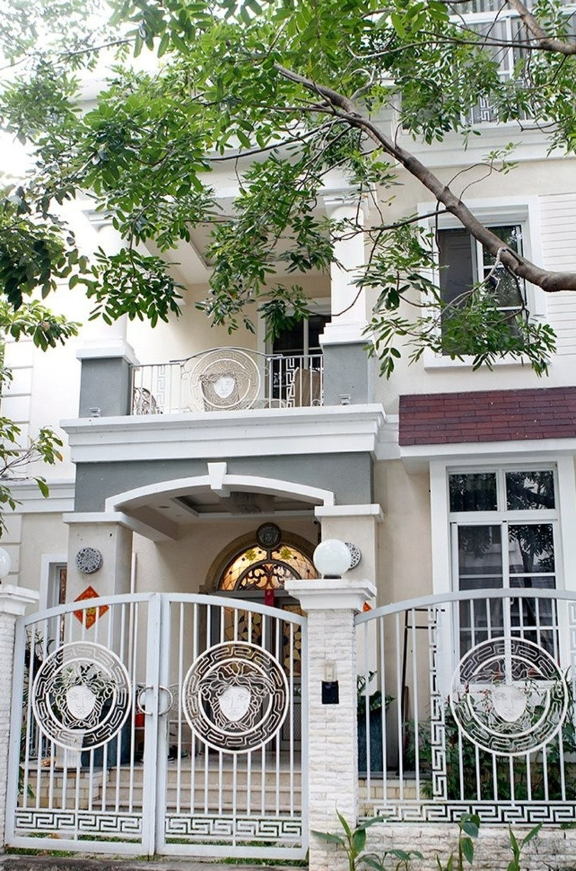 Mai Thu Huyền được biết đến là một diễn viên tài năng và doanh nhân thành đạt. Gia đình cô sống trong căn biệt thự tại quận 7 (TP.HCM). Tuy không tiết lộ nhưng dựa vào vị trí đắt đỏ cùng độ bề thế, nhiều người dự đoán bất động sản này có giá không dưới triệu đô.