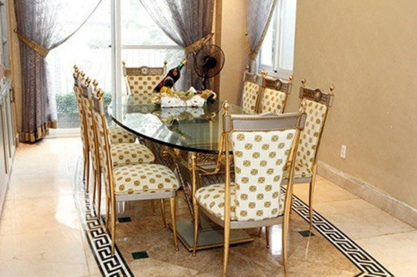 Khu vực ăn uống đặt một bàn kính dài hình bầu dục cùng 8 chiếc ghế ăn có họa tiết chấm bi to.