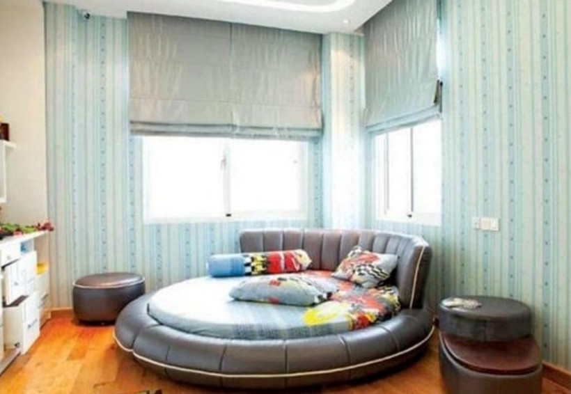 Phòng ngủ của cậu con trai lại được thiết kế với gam màu khoẻ khoắn và tính công năng cao. Với gam màu xanh dương nhạt làm chủ đạo, không gian căn phòng càng trở nên thoáng đãng và năng động hơn.