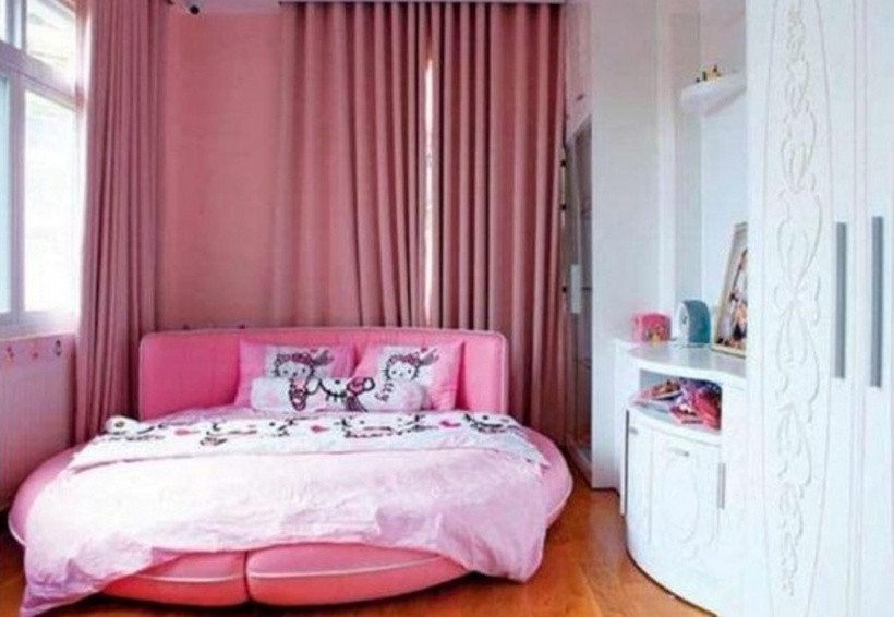 Phòng ngủ của con gái và con trai Mai Thu Huyền được thiết kế với phong cách đối lập nhưng đều có cửa sổ để đón nắng sáng từ bên ngoài. Cụ thể, phòng ngủ của cô con gái tràn ngập sắc hồng, với sàn gỗ cao cấp giúp điều hòa không gian đông ấm hè mát.