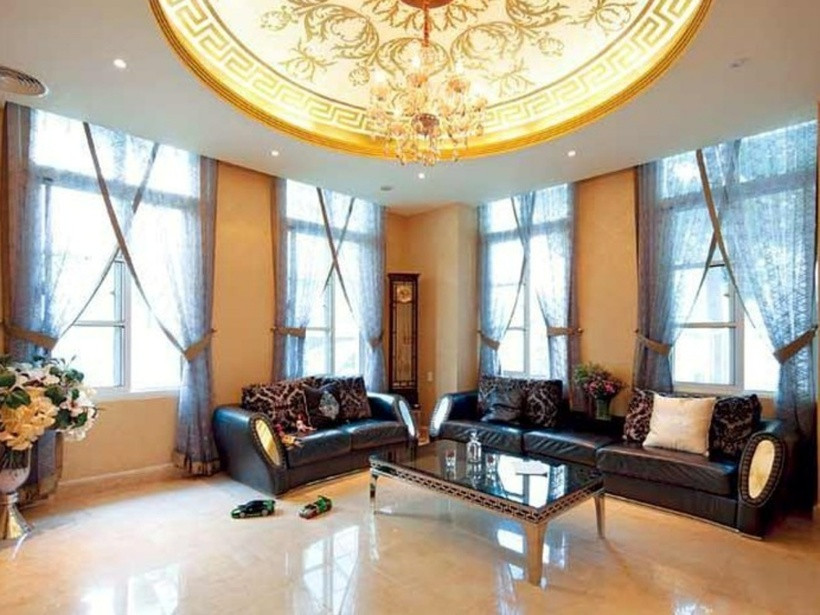 Cơ ngơi này được thiết kế với 4 khu vực không gian chính như phòng khách, sân vườn, phòng ngủ, bếp. Phòng khách ấm cúng với nội thất màu nâu sang trọng cùng đèn tông vàng. Mai Thu Huyền tâm sự cô muốn cảm thấy thoải mái nhất trong chính căn nhà của mình nên từng vật dụng phải tự tay mua sắm mới thực sự ưng ý.