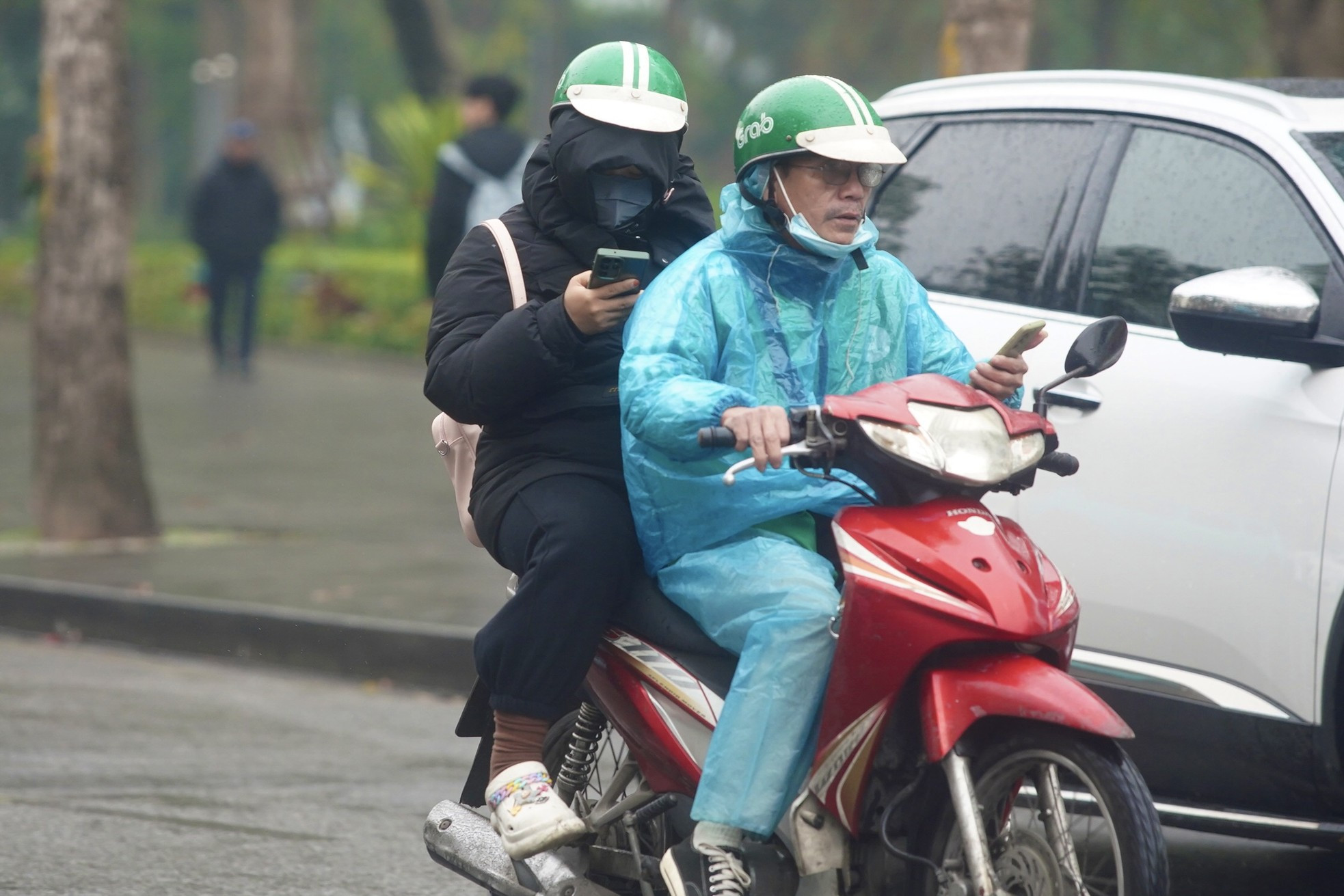 Người Hà Nội rét run trong thời tiết mưa phùn, gió bấc ảnh 3