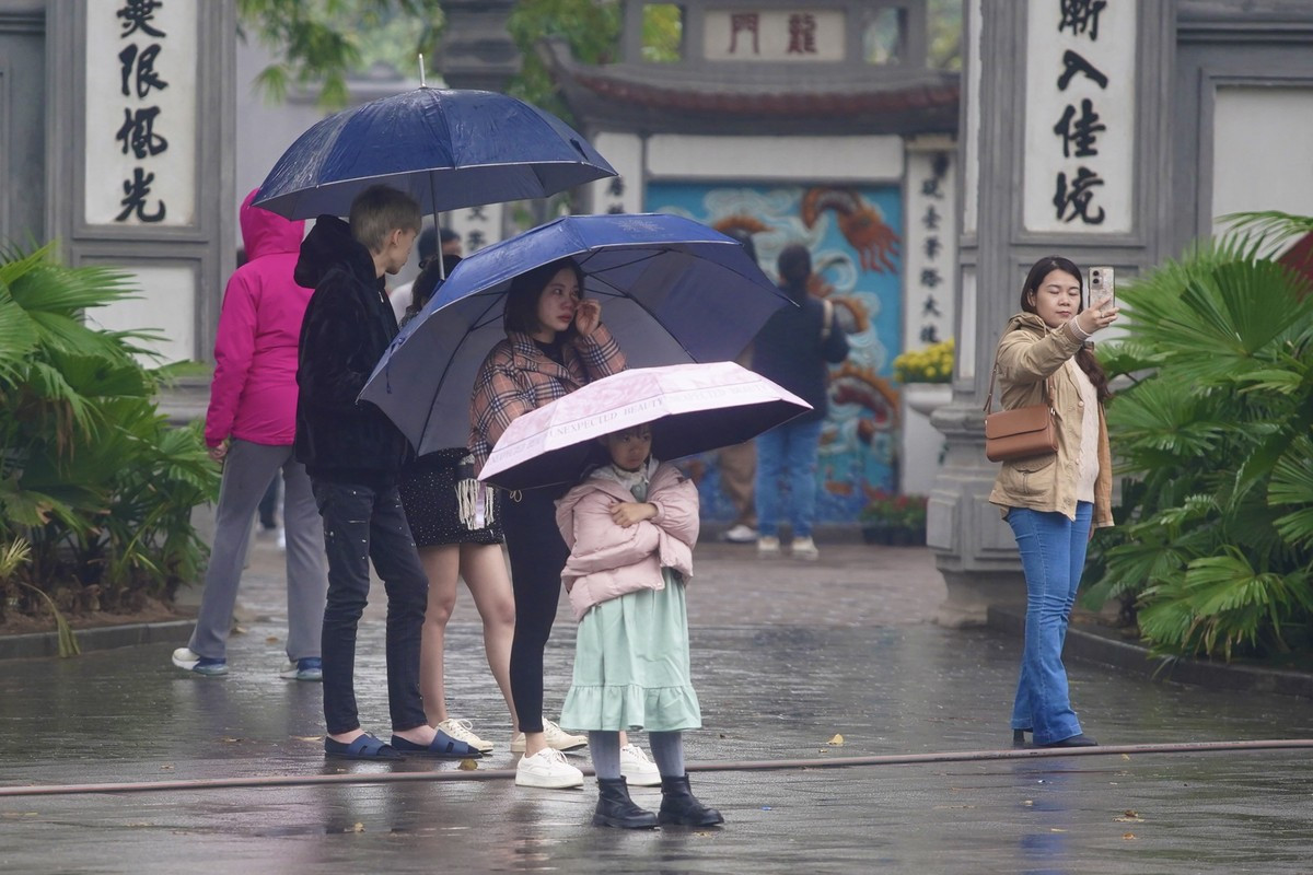 Người Hà Nội rét run trong thời tiết mưa phùn, gió bấc ảnh 14