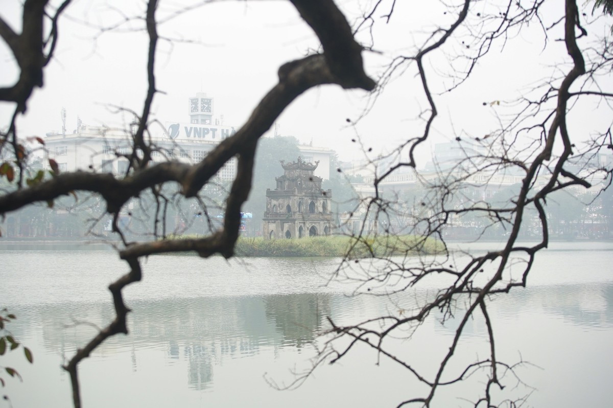 Người Hà Nội rét run trong thời tiết mưa phùn, gió bấc ảnh 1