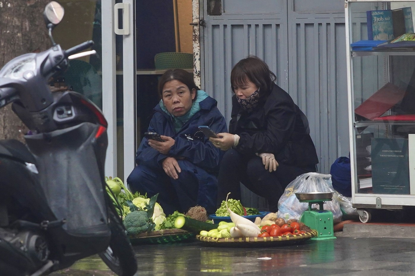 Người Hà Nội rét run trong thời tiết mưa phùn, gió bấc ảnh 25