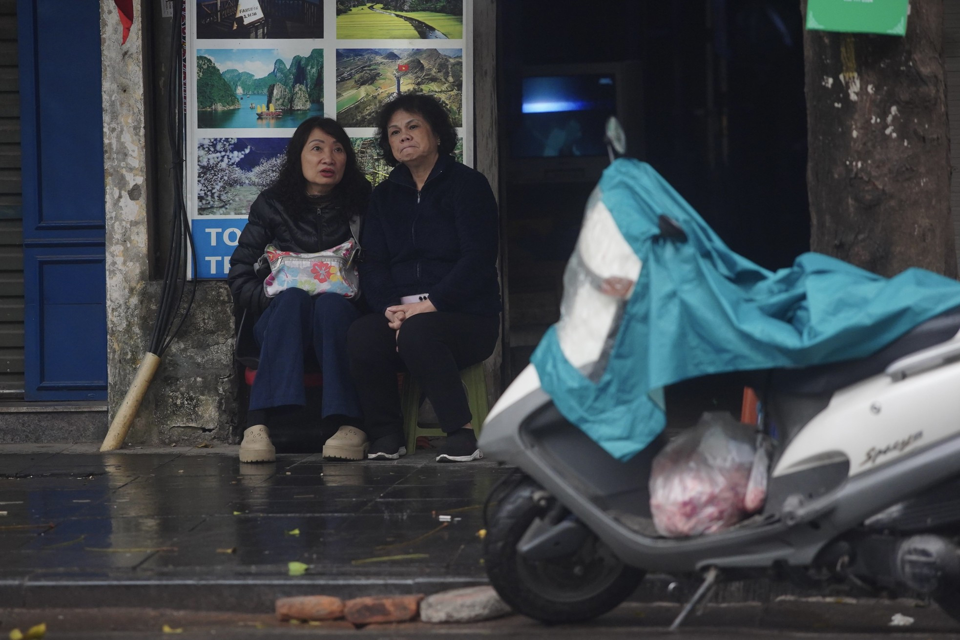 Người Hà Nội rét run trong thời tiết mưa phùn, gió bấc ảnh 24