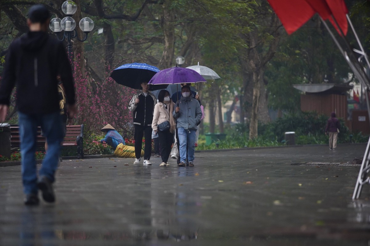 Người Hà Nội rét run trong thời tiết mưa phùn, gió bấc ảnh 7