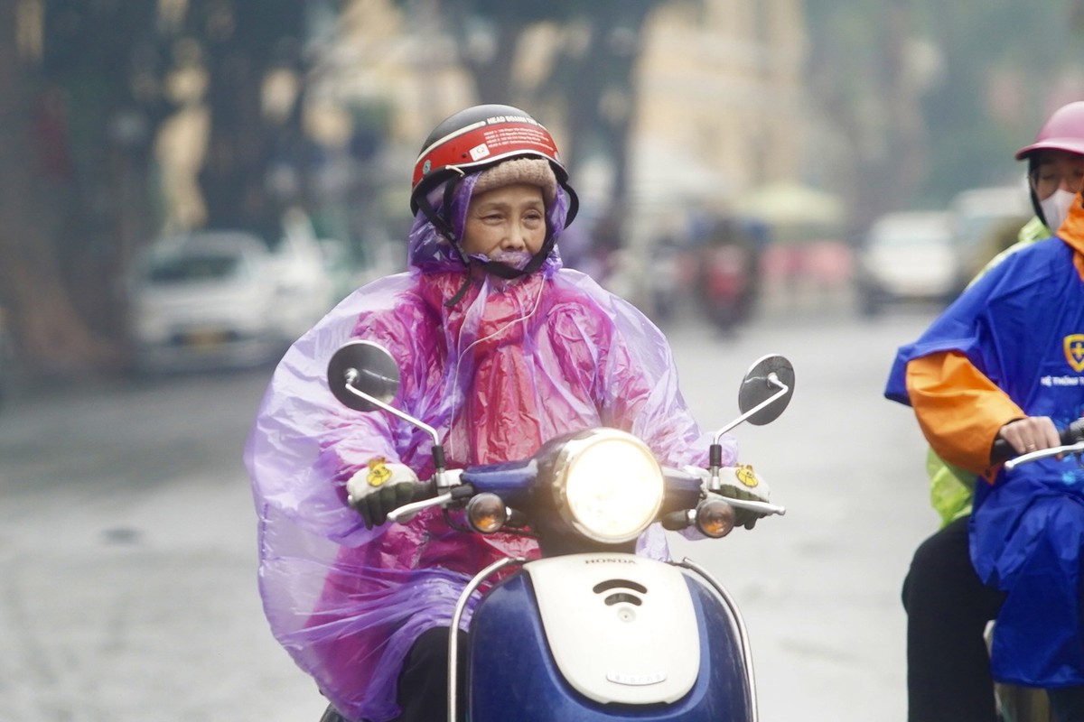 Người Hà Nội rét run trong thời tiết mưa phùn, gió bấc ảnh 2