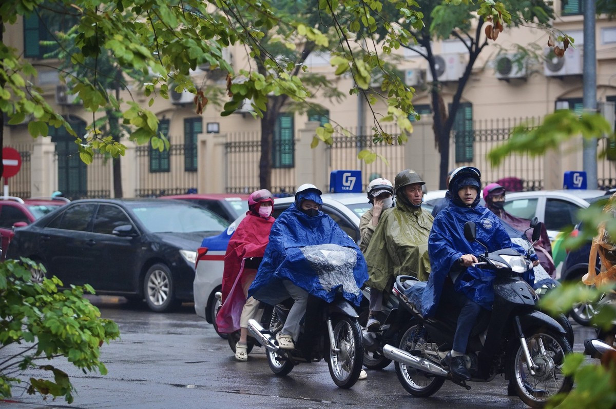 Người Hà Nội rét run trong thời tiết mưa phùn, gió bấc ảnh 26