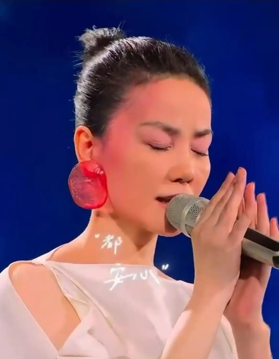 Vương Phi đứng im hát cũng lay động triệu trái tim ảnh 2