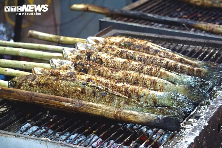 Cá lóc nướng dùng cúng vía thần Tài phải để nguyên con. (Ảnh: Thy Huệ)