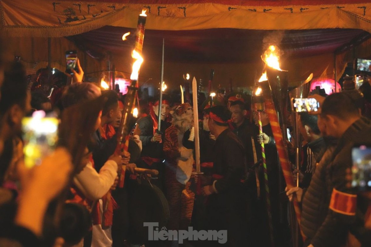 Lễ hội đánh hổ giữa đêm ở Hà Nội ảnh 6