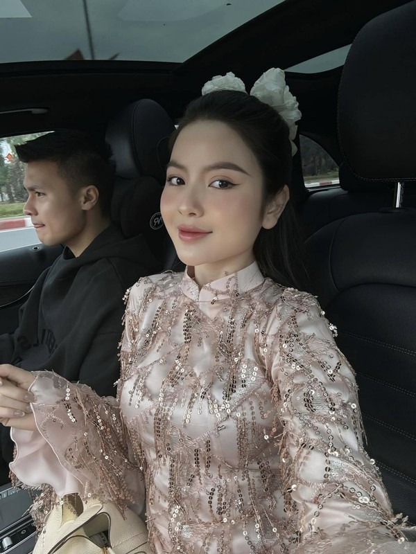 Bà xã tiền vệ Quang Hải gây chú ý nhan sắc 'gái một con' trong loạt ảnh du xuân - Ảnh 2.