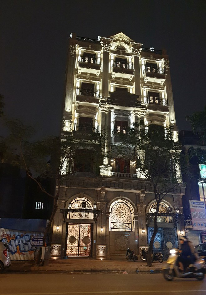 Nhà chồng Hoa hậu Đỗ Mỹ Linh khiêm tốn 'check in' ở cánh cổng vẫn khiến khán giả choáng vì quá giàu - Ảnh 4.