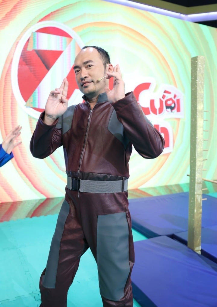 Tiến Luật có tính cách hài hước, khả năng ứng biến linh hoạt.