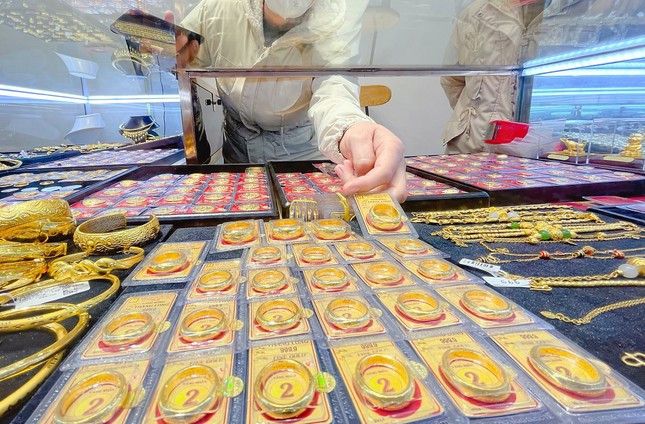 Giá vàng giảm ngày thứ 4 liên tiếp ảnh 1