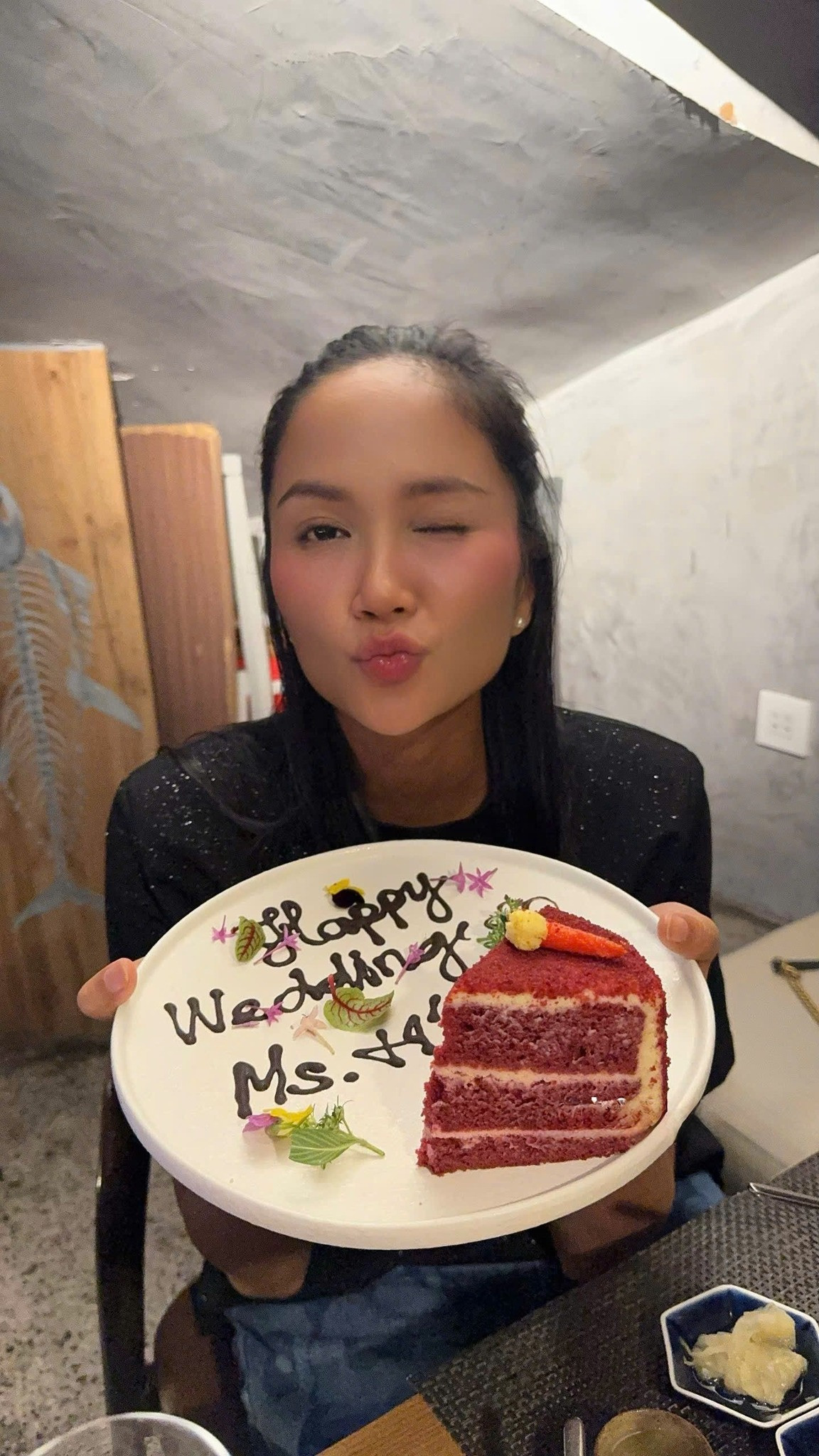 HHen Niê mở tiệc chia tay độc thân cùng dàn Á hậu