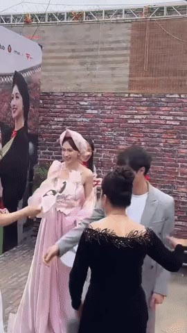 Lộ ảnh Văn Toàn cực tình tứ bên Hòa Minzy ở Bắc Ninh giật mình ngỡ đám cưới