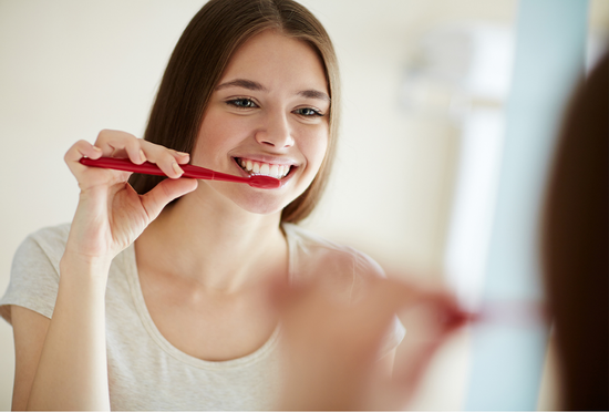 Bác sĩ nha khoa tiết lộ 2 lỗi đánh răng ít người biết có thể khiến răng bạn bị ố vàng