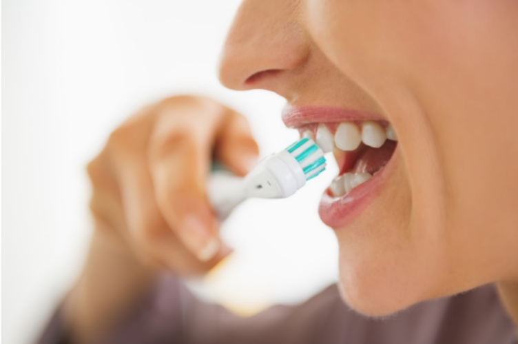 Bác sĩ nha khoa tiết lộ 2 lỗi đánh răng ít người biết có thể khiến răng bạn bị ố vàng - Ảnh 3