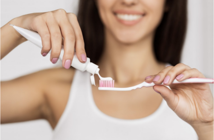 Bác sĩ nha khoa tiết lộ 2 lỗi đánh răng ít người biết có thể khiến răng bạn bị ố vàng - Ảnh 2