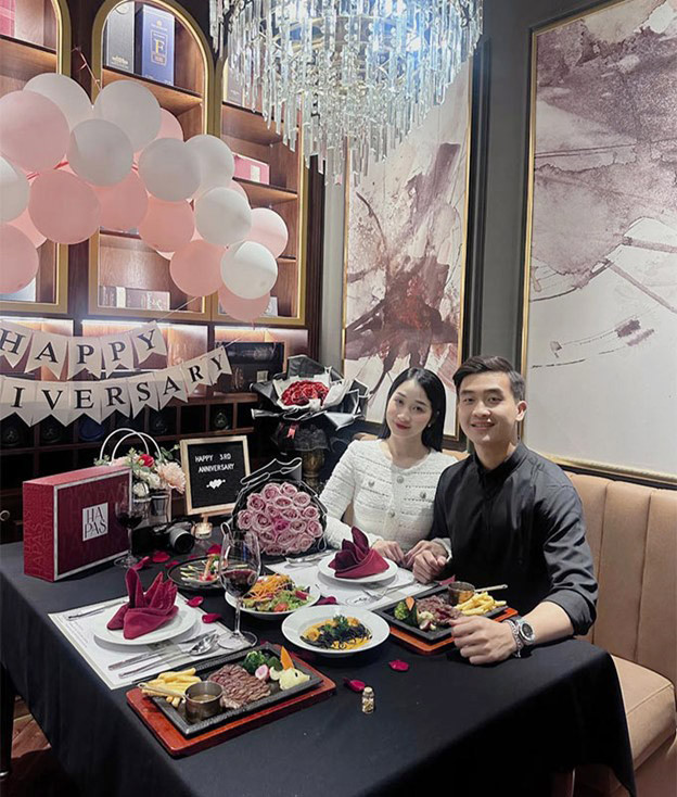 Chàng hotboy U23 Việt Nam hạnh phúc bên cô giáo Thảo xinh đẹp- Ảnh 2.